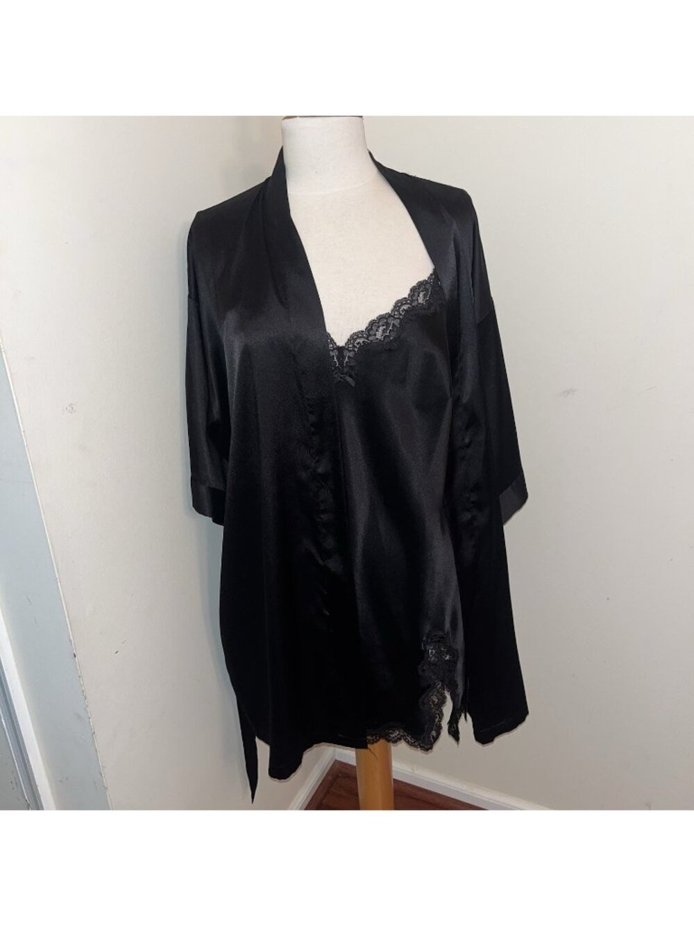 Victoria's Secret Nightie Nightgown Robe Set Black Lace Satin Size L/M 2 Pieces